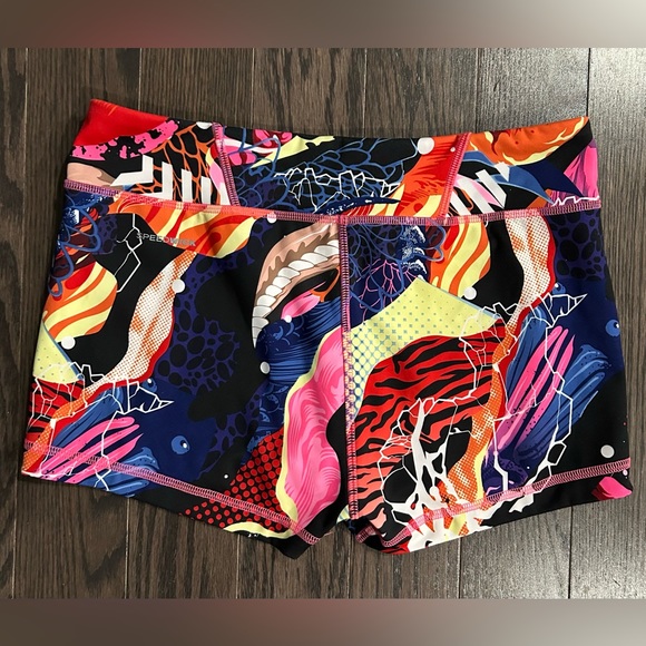 Women’s Reebok shorts NWOT size small - Picture 2 of 3